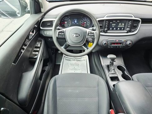 Used 2019 Kia Sorento FWD V6 image 11