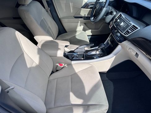 Used 2017 Honda Accord Hybrid Sedan image 9