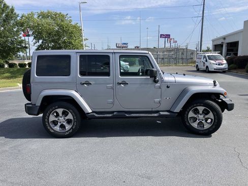 Used 2017 Jeep Wrangler Unlimited Sahara w/ Max Tow Package AWD/4WD image 6