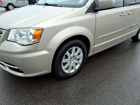 Used 2014 Chrysler Town & Country Touring FWD image 4