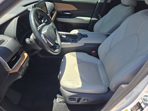 Used 2024 Toyota Grand Highlander AWD image 9