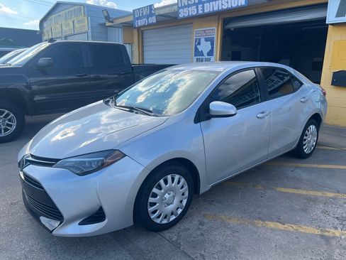 Used 2017 Toyota Corolla LE FWD image 3