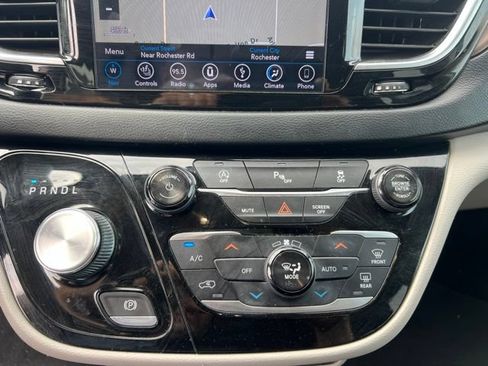 Used 2018 Chrysler Pacifica Touring-L Plus FWD image 23