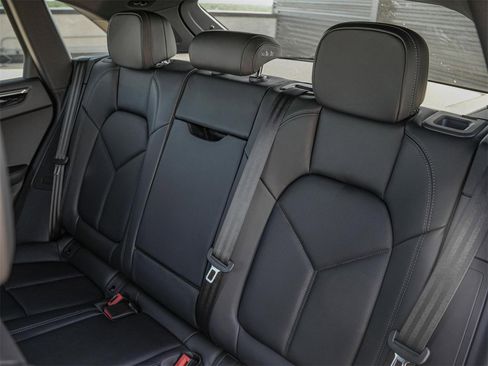 Certified 2025 Porsche Macan image 27