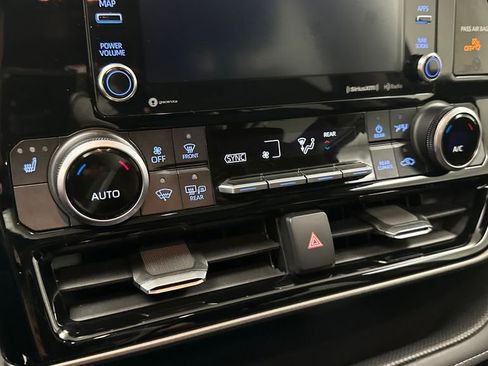 Used 2020 Toyota Highlander XLE AWD/4WD image 23