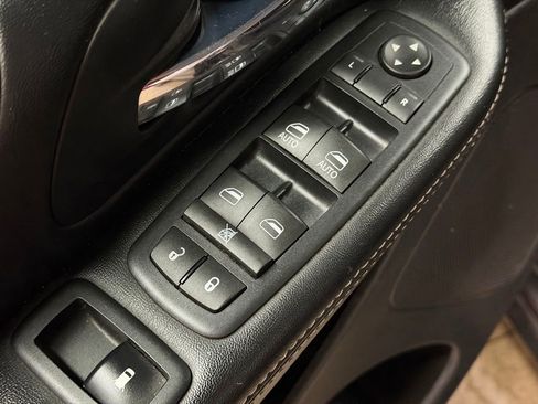 Used 2016 Dodge Grand Caravan SE FWD image 25