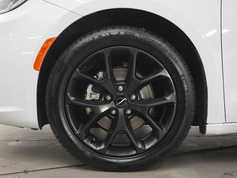 Used 2025 Chrysler Pacifica Limited FWD image 31