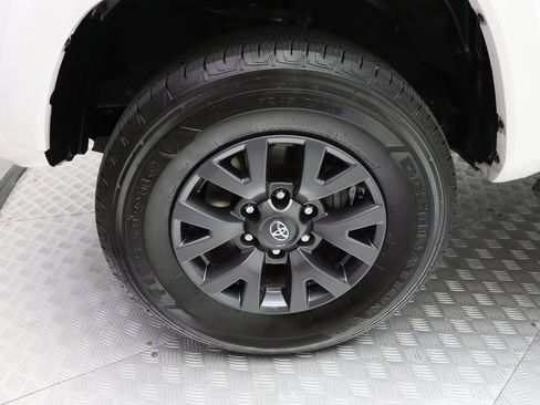 Certified 2020 Toyota Tacoma SR5 image 4