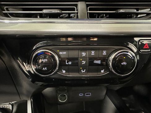 Used 2025 Chevrolet Trax LT w/ LT Convenience Package image 29