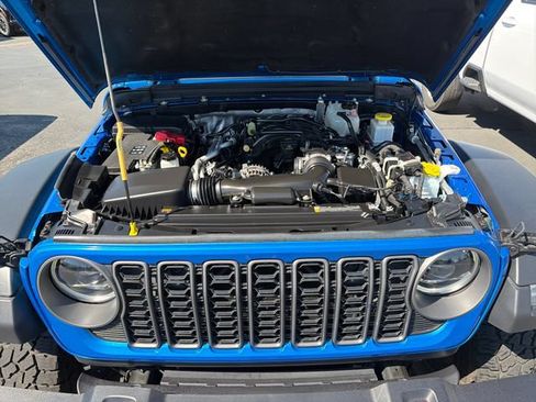Used 2025 Jeep Gladiator Rubicon w/ Convenience Group AWD/4WD image 25