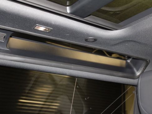 Used 2022 Land Rover Defender 90 X-Dynamic S image 38