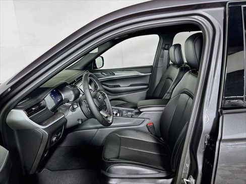 Certified 2025 Jeep Grand Cherokee L Limited w/ Luxury Tech Group II AWD/4WD image 12