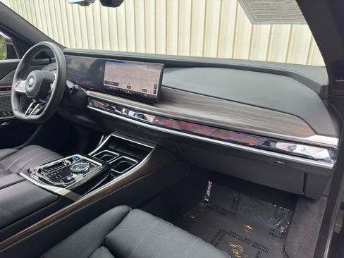 Used 2023 BMW i7 xDrive60 w/ Executive Package 2 AWD/4WD image 16