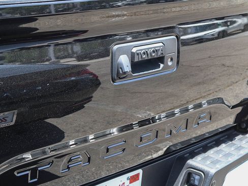 Used 2018 Toyota Tacoma SR5 RWD image 10