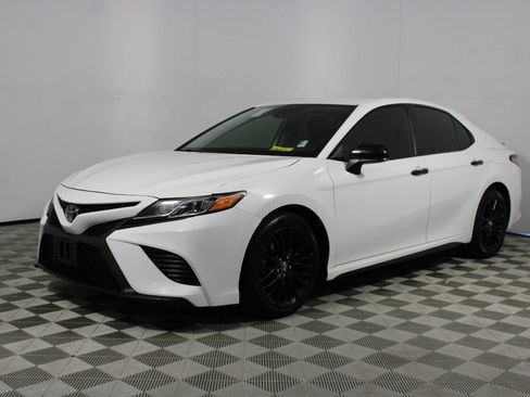Used 2019 Toyota Camry SE FWD image 3