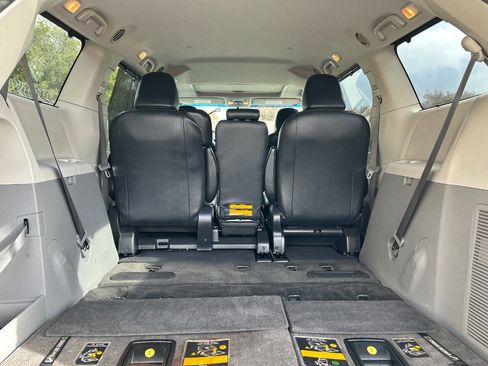 Used 2011 Toyota Sienna SE image 19