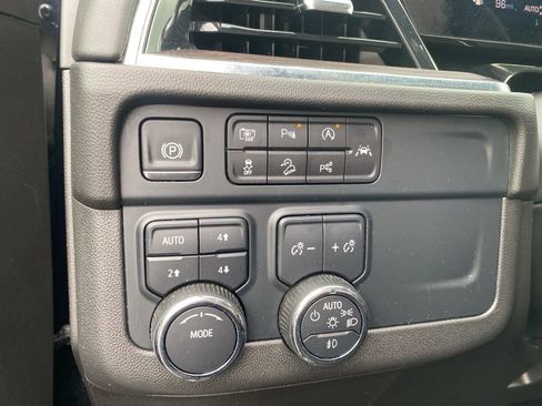 Used 2025 Chevrolet Suburban Z71 image 24