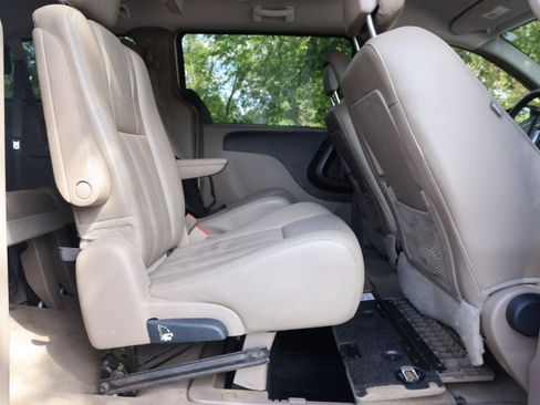 Used 2014 Chrysler Town & Country Touring FWD image 18
