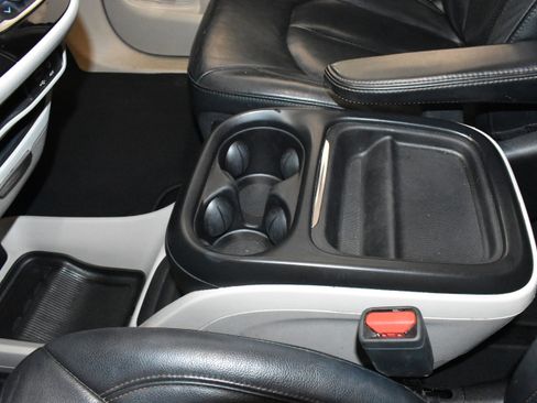 Used 2019 Chrysler Pacifica Touring-L image 20