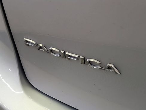 Used 2023 Chrysler Pacifica Touring-L FWD image 31