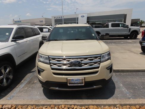 Used 2018 Ford Explorer XLT FWD image 5
