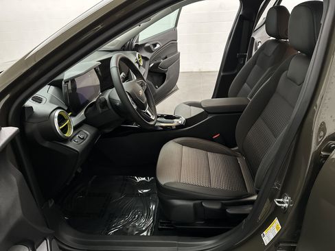 Used 2024 Chevrolet Trax LT w/ Sunroof Package image 16