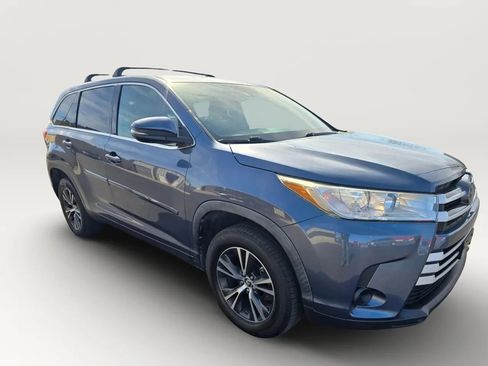Used 2019 Toyota Highlander LE FWD image 4