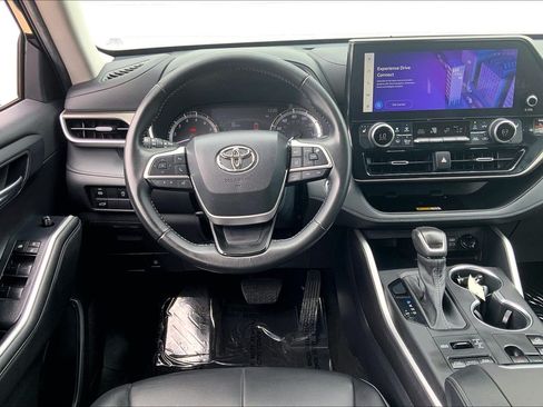 Used 2023 Toyota Highlander XLE AWD/4WD image 6
