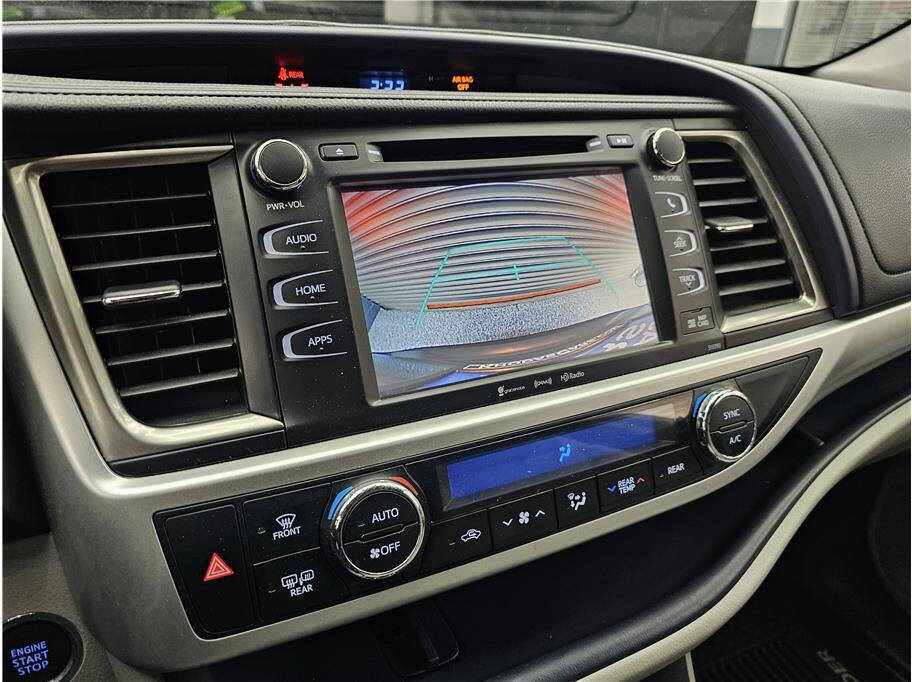 Used 2019 Toyota Highlander XLE FWD image 18