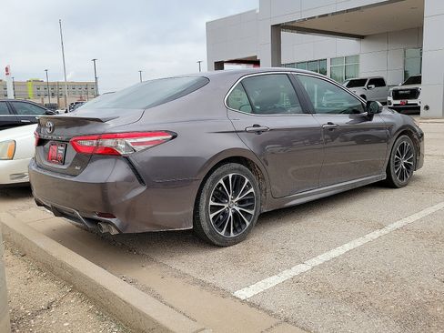 Used 2018 Toyota Camry SE FWD image 3