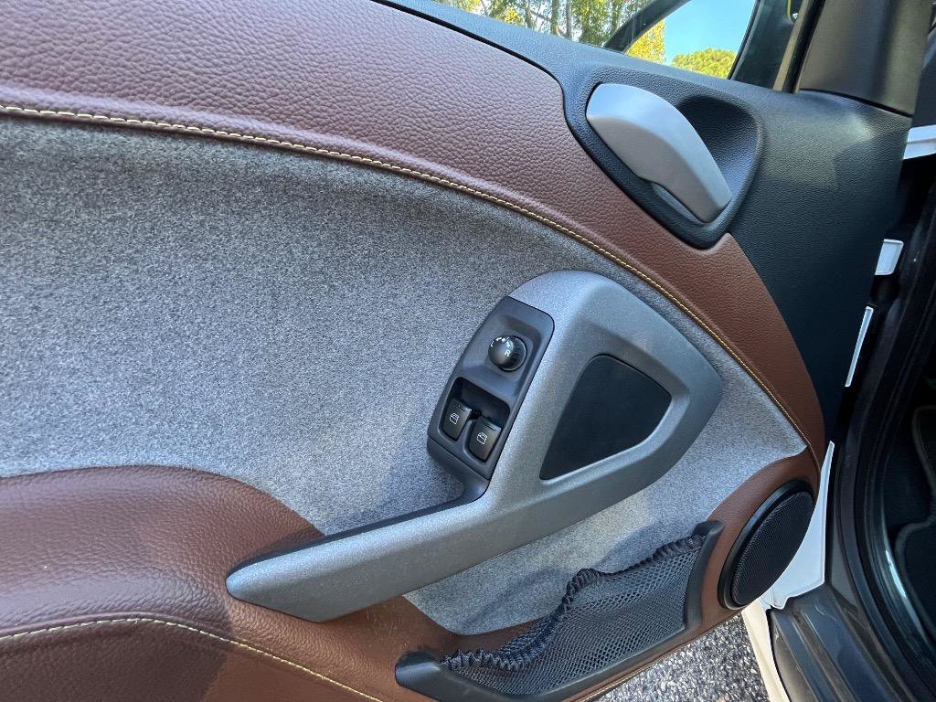 Used 2014 smart fortwo passion RWD image 11
