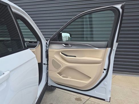 Used 2025 Jeep Grand Cherokee Limited image 20