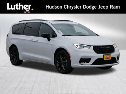 New 2026 Chrysler Pacifica Select