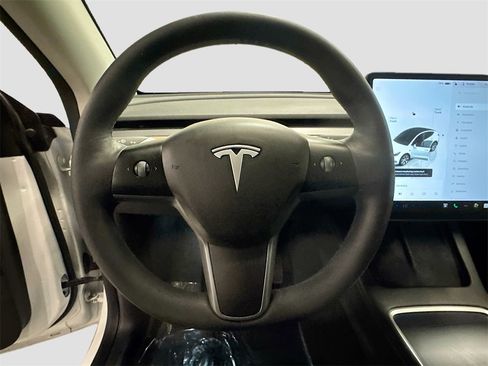 Used 2022 Tesla Model Y Long Range image 10