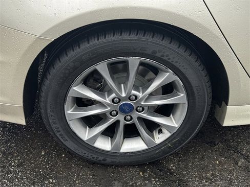 Used 2017 Ford Fusion SE w/ Fusion SE Technology Package image 12