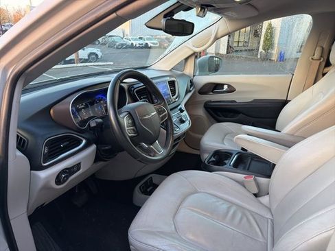 Used 2017 Chrysler Pacifica Touring-L w/ Tire & Wheel Group image 4