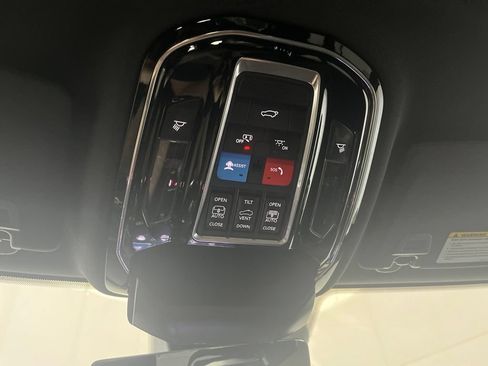 Used 2022 Jeep Grand Cherokee Overland w/ Luxury Tech Group IV AWD/4WD image 80