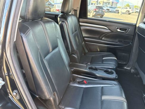 Used 2018 Toyota Highlander SE w/ Carpet Mat Package (TMS) AWD/4WD image 18