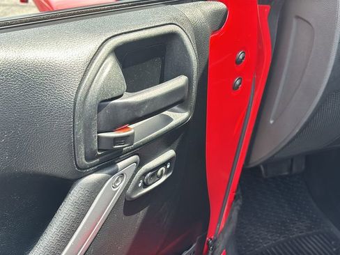 Used 2018 Jeep Wrangler Unlimited Sahara w/ Connectivity Group AWD/4WD image 14