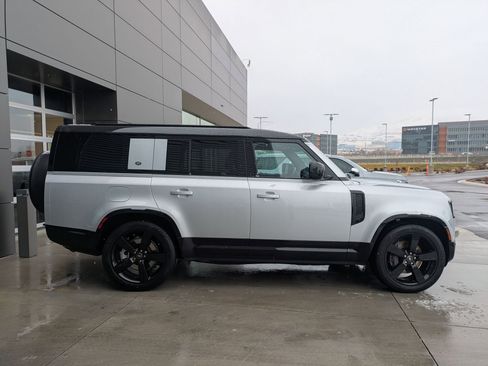 Used 2023 Land Rover Defender 130 X-Dynamic SE image 5