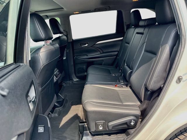 Used 2019 Toyota Highlander XLE AWD/4WD image 33