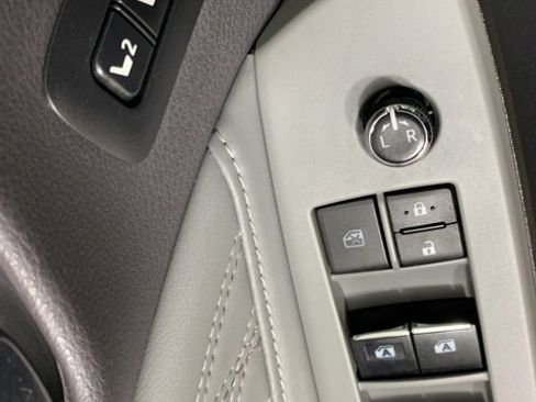 Used 2019 Toyota Avalon Limited image 17