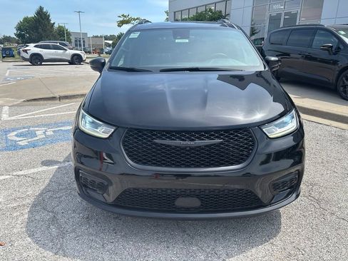 Used 2025 Chrysler Pacifica Limited FWD image 3