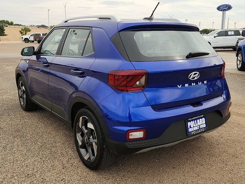 Used 2025 Hyundai Venue Limited FWD image 3