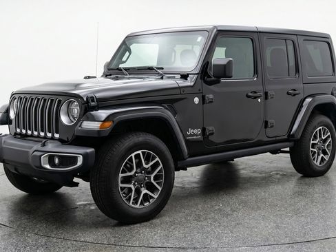 Used 2025 Jeep Wrangler Sahara image 3