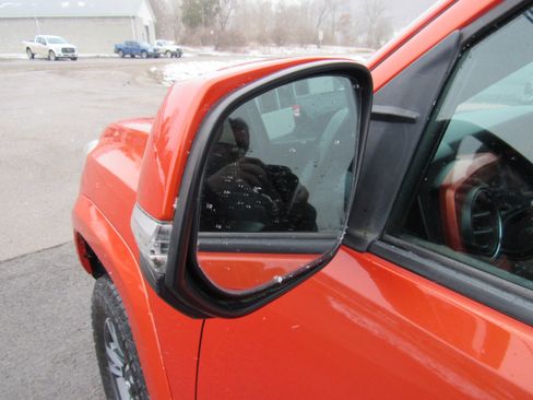 Used 2016 Toyota Tacoma TRD Sport w/ Towing Package image 16