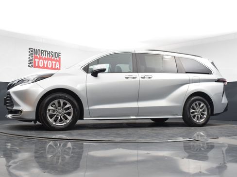 Used 2024 Toyota Sienna XLE image 29