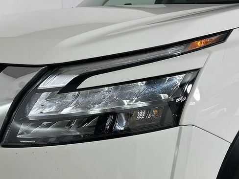 Used 2025 Nissan Pathfinder SV FWD image 31
