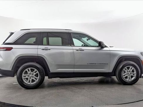 Used 2024 Jeep Grand Cherokee Laredo RWD image 9