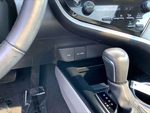 Used 2020 Toyota Camry XLE w/ Sunroof Package FWD image 39